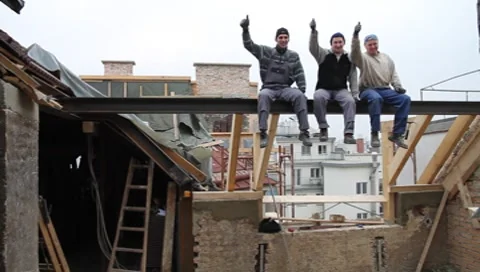 Team working on a construction site Vídeos de archivo 8975142