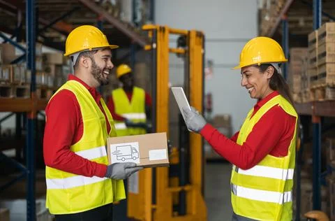 Team working in warehouse doing inventory using digital tablet Stockfoto's