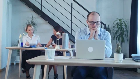 Team young professionals having relaxing in office Vídeos de archivo 77418134