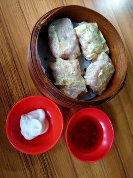 Teaming Hot Dim Sum Takeaway Boxes Filled with Four Dumpling Stock-Fotos
