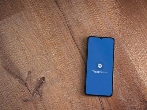 TeamViewer app launch screen with logo on the display of a black mobile smart Stock Photos