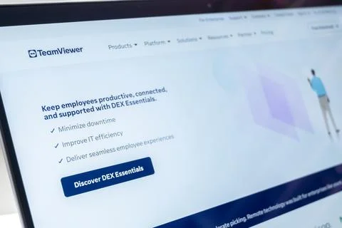 TeamViewer DEX Essentials promoting employee productivity on a laptop screen Fotos de archivo