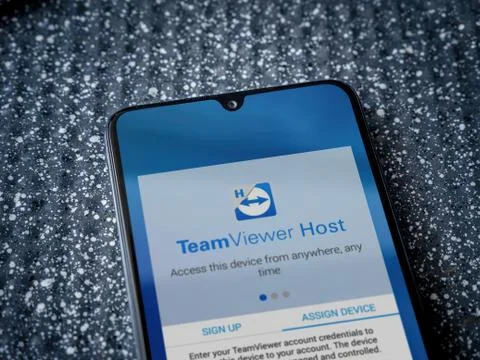 TeamViewer Host app launch screen with logo on the display of a black mobile  Stock Photos