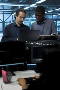 Teamwork, engineers and code review with IT team in server room Stockfoto's