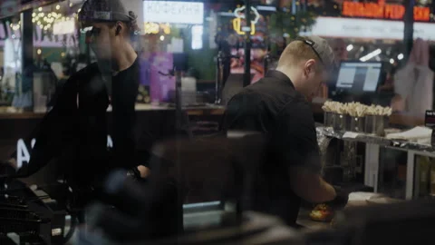 Teamwork in the Kitchen: Two Cooks in Action Vidéo 307065772