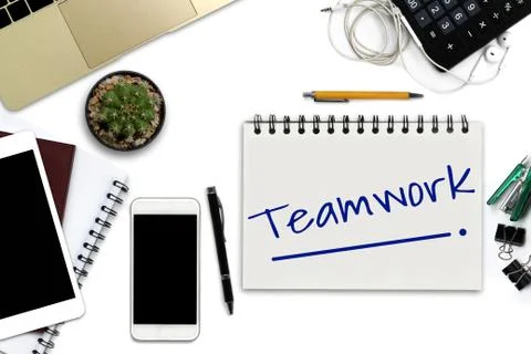Teamwork on notepad - White office desk with smartphone with black screen, pe Foto stock