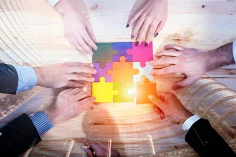 Teamwork of partners. Concept of integration and startup with puzzle pieces Foto stock