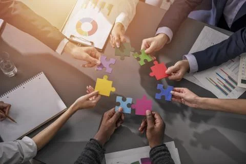 Teamwork of partners. Concept of integration and startup with puzzle pieces Foto stock