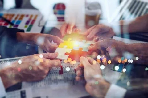 Teamwork of partners. Concept of integration and startup with puzzle pieces Foto stock