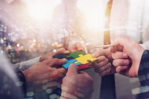 Teamwork of partners. Concept of integration and startup with puzzle pieces Foto stock