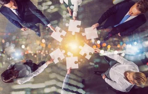 Teamwork of partners. Concept of integration and startup with puzzle pieces Foto stock