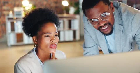 Teamwork, problem solving and a mentor with an employee in the office at night Foto stock