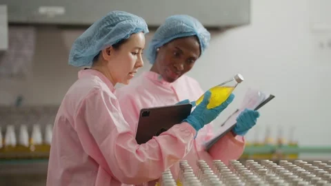 Teamwork on the Production Line Vídeo Stock 331977930