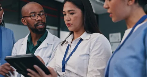 Teamwork, tablet or doctors talking in meeting planning a surgery strategy in Vidéo 261652394