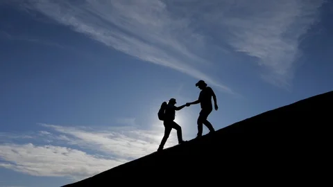 Teamwork Tourists Help Giving A Helping Hand To Each Other To Climb Mountain Vídeo Stock 121716216