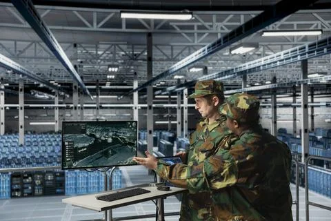 Teamworking army experts in data center visualizing thermal surveillance feed Foto stock