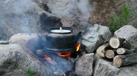 Teapot boils on campfires Video stock 11504424