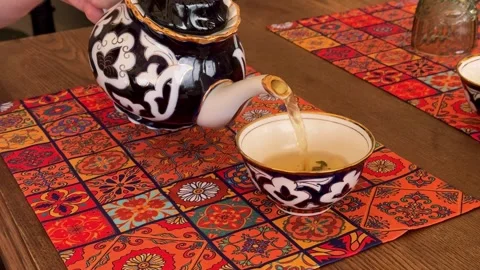 Teapot pouring tea decorative cup Vídeos de archivo 337784898