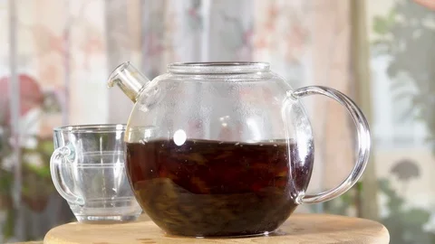 A teapot for tea is covered on top with a lid Vídeo Stock 112389230