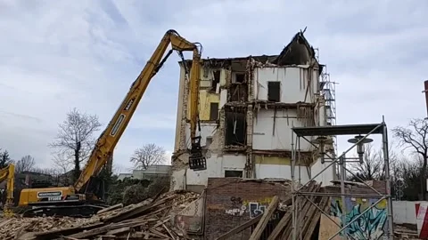 Tear down of a building Video stock 153332470