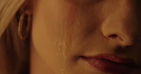 A tear flows down the cheek of a beautiful woman in slow motion, without eyes Vidéo 302240032
