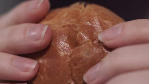 Tearing a bun close-up Видео 87988343