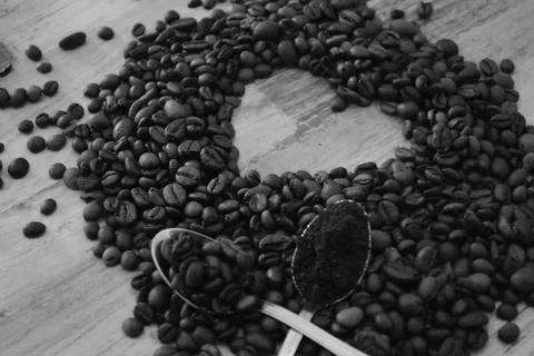 Teaspoons of coffee between coffe bean Stockfoto's