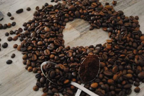 Teaspoons of coffee between coffe bean Stockfoto's