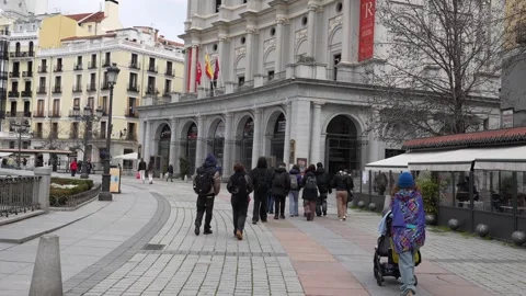 Teatro Real building facade in Madrid, Spain, showcasing historic European Vídeos de archivo 336741121