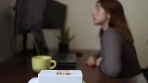 Tech burnout at desk 库存影片 337570714