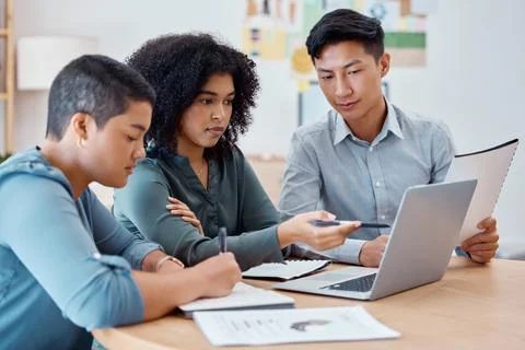Tech data, teamwork and computer information check of an office team working Foto stock