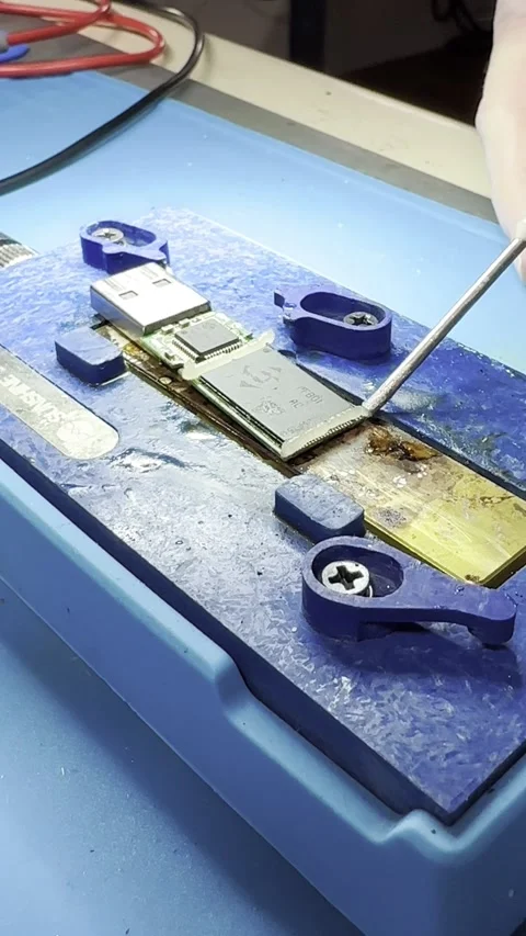 Tech guru shows how dead USB drive is prepared for data recovery Video stock 272931651