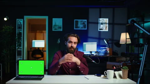 Tech guru in studio films tutorial on how to do maintenance on chroma key laptop 動画素材 306693980