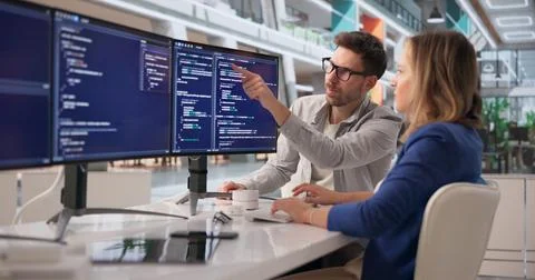 Tech Professional Programming On Computer To Innovate Advanced Solutions Foto stock