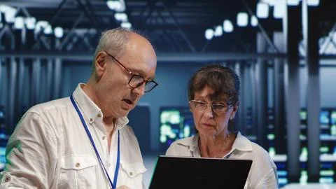 Tech support crosschecking server parts Foto stock