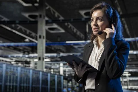 Tech support, headset mic and female technician in data center Stockfoto's
