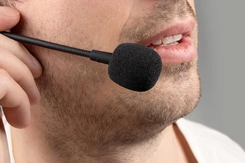 Tech support manager in headset consulting a client Foto stock