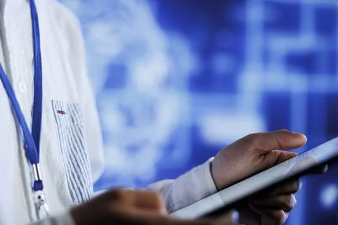 Tech support writes AI code on laptop Stockfoto's