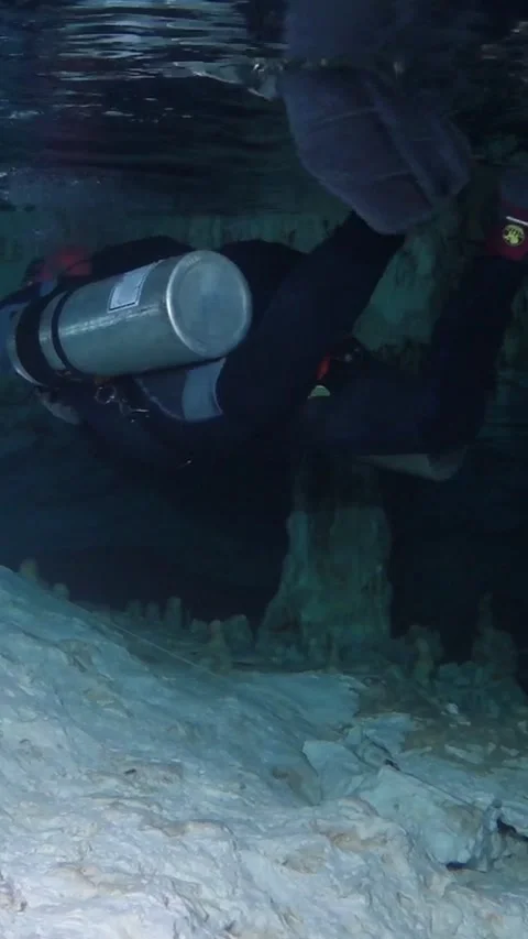 Technical diver exploring a submerged cave with stalactites and following a Vídeos de archivo 332001200