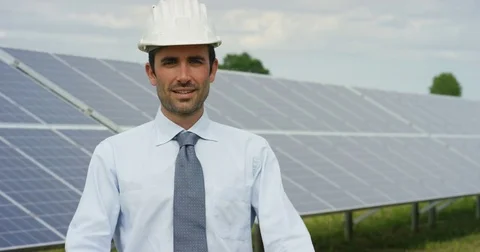 Technical expert in solar photovoltaic panels, with a tablet, remote control per Stock Footage