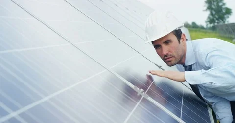Technical expert in solar photovoltaic panels, with a tablet, remote control per Stock Footage
