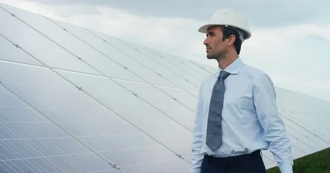 Technical expert in solar photovoltaic panels, with a tablet, remote control per Stock Footage