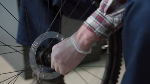 Technical expertise taking care bicycle shop. Handsome young mechanic fixing Vidéo 150468254