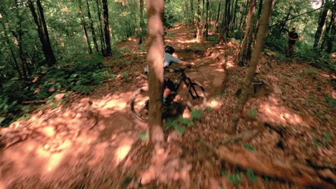 Technical mountain bike racing on hazardous trail Stock Footage 171815007