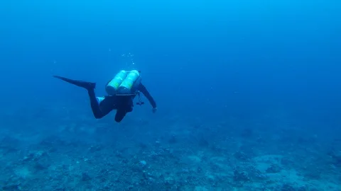 Technical scuba diver in clear blue water. Video stock 129067208