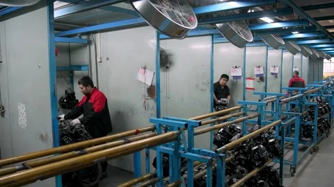 Technical Specialists Test Ignition Systems On Assembled Vehicle Motors Vidéo 344087209