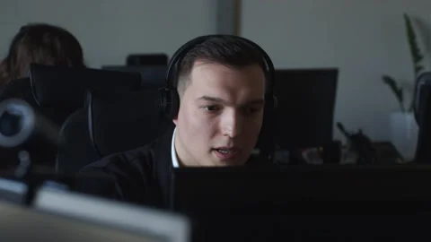 Technical Support Specialist In Call Center Answers Calls, Talk With Client. 스톡 동영상 194410364