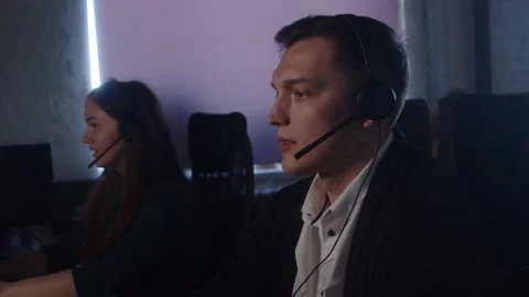 Technical Support Specialist Working In Call Center ,Talk With Client. 스톡 동영상 194410153