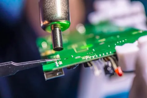 Technical support worker drops the fee PCB Foto stock