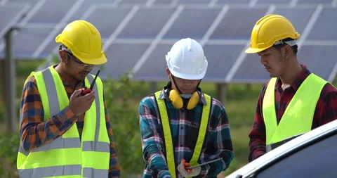 The technical team is planning the operation at the Solar Panel Farm. Stock Footage 131471705